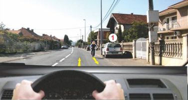 biciklista sa pravilom saobraćaja